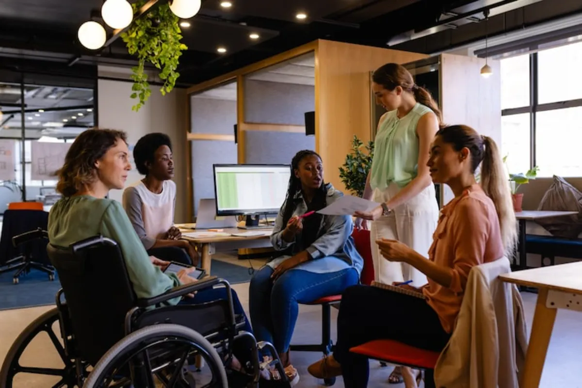 Equipe diversa reunida em um escritório para discutir projetos e compartilhar ideias